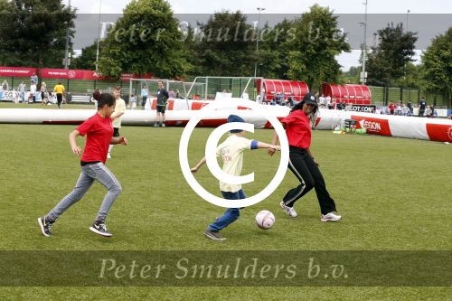 Amsterdam 29 juni 2013
Voetbaltournooi op de toekomst (ajax) voor de stichting de upside van down
met diverse bn ers en oud voetballers.. Syndroom van down. Jasmine Sendar
Peter Smulders bv