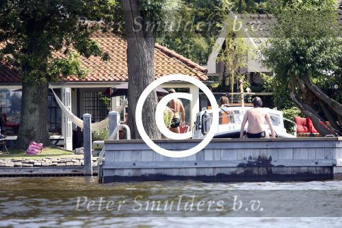 Loosdrecht 21 juli 2013
Jeroen Pauw heeft ongeluk gehad en zijn voet zit helemaal onder het bloed . Zijn vriendin nimet groeneweg troost hem als ze op zijn boot de whiteman ( vernoemd naar Paul Witteman) naar zijn huis toe varen.
Peter Smulders bv