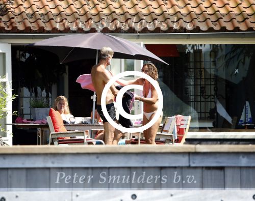 Loosdrecht 21 juli 2013
Jeroen Pauw heeft ongeluk gehad en zijn voet zit helemaal onder het bloed . Zijn vriendin nimet groeneweg troost hem als ze op zijn boot de whiteman ( vernoemd naar Paul Witteman) naar zijn huis toe varen.
Peter Smulders bv