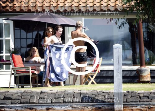 Loosdrecht 21 juli 2013
Jeroen Pauw heeft ongeluk gehad en zijn voet zit helemaal onder het bloed . Zijn vriendin nimet groeneweg troost hem als ze op zijn boot de whiteman ( vernoemd naar Paul Witteman) naar zijn huis toe varen.
Peter Smulders bv