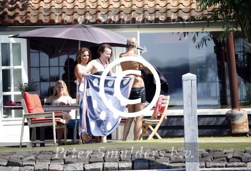 Loosdrecht 21 juli 2013
Jeroen Pauw heeft ongeluk gehad en zijn voet zit helemaal onder het bloed . Zijn vriendin nimet groeneweg troost hem als ze op zijn boot de whiteman ( vernoemd naar Paul Witteman) naar zijn huis toe varen.
Peter Smulders bv