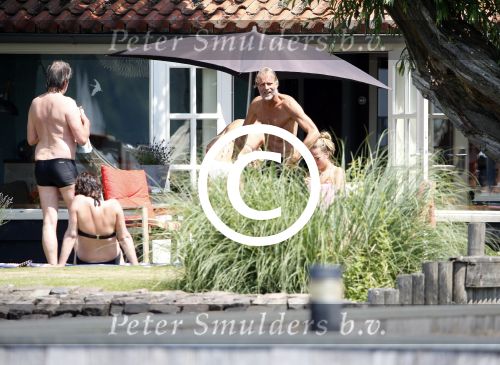 Loosdrecht 21 juli 2013
Jeroen Pauw heeft ongeluk gehad en zijn voet zit helemaal onder het bloed . Zijn vriendin nimet groeneweg troost hem als ze op zijn boot de whiteman ( vernoemd naar Paul Witteman) naar zijn huis toe varen.
Peter Smulders bv