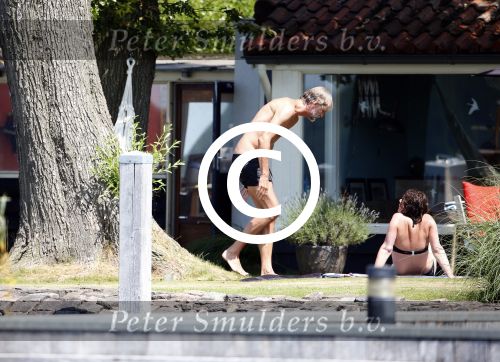 Loosdrecht 21 juli 2013
Jeroen Pauw heeft ongeluk gehad en zijn voet zit helemaal onder het bloed . Zijn vriendin nimet groeneweg troost hem als ze op zijn boot de whiteman ( vernoemd naar Paul Witteman) naar zijn huis toe varen.
Peter Smulders bv