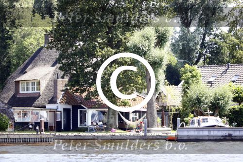 Loosdrecht 21 juli 2013
Jeroen Pauw heeft ongeluk gehad en zijn voet zit helemaal onder het bloed . Zijn vriendin nimet groeneweg troost hem als ze op zijn boot de whiteman ( vernoemd naar Paul Witteman) naar zijn huis toe varen.
Peter Smulders bv