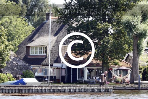 Loosdrecht 21 juli 2013
Jeroen Pauw heeft ongeluk gehad en zijn voet zit helemaal onder het bloed . Zijn vriendin nimet groeneweg troost hem als ze op zijn boot de whiteman ( vernoemd naar Paul Witteman) naar zijn huis toe varen.
Peter Smulders bv