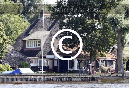 Loosdrecht 21 juli 2013
Jeroen Pauw heeft ongeluk gehad en zijn voet zit helemaal onder het bloed . Zijn vriendin nimet groeneweg troost hem als ze op zijn boot de whiteman ( vernoemd naar Paul Witteman) naar zijn huis toe varen.
Peter Smulders bv