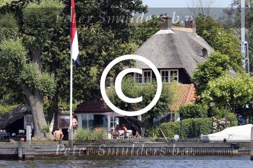 Loosdrecht 21 juli 2013
Jeroen Pauw heeft ongeluk gehad en zijn voet zit helemaal onder het bloed . Zijn vriendin nimet groeneweg troost hem als ze op zijn boot de whiteman ( vernoemd naar Paul Witteman) naar zijn huis toe varen.
Peter Smulders bv