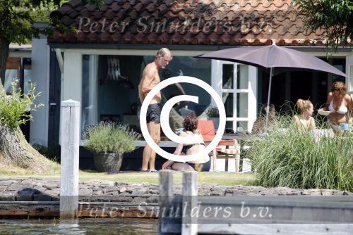 Loosdrecht 21 juli 2013
Jeroen Pauw heeft ongeluk gehad en zijn voet zit helemaal onder het bloed . Zijn vriendin nimet groeneweg troost hem als ze op zijn boot de whiteman ( vernoemd naar Paul Witteman) naar zijn huis toe varen.
Peter Smulders bv
