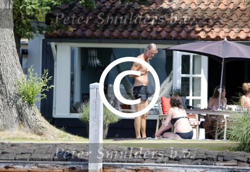 Loosdrecht 21 juli 2013
Jeroen Pauw heeft ongeluk gehad en zijn voet zit helemaal onder het bloed . Zijn vriendin nimet groeneweg troost hem als ze op zijn boot de whiteman ( vernoemd naar Paul Witteman) naar zijn huis toe varen.
Peter Smulders bv