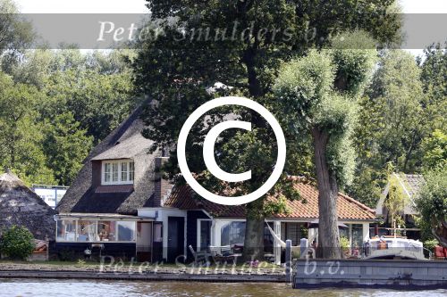 Loosdrecht 21 juli 2013
Jeroen Pauw heeft ongeluk gehad en zijn voet zit helemaal onder het bloed . Zijn vriendin nimet groeneweg troost hem als ze op zijn boot de whiteman ( vernoemd naar Paul Witteman) naar zijn huis toe varen.
Peter Smulders bv