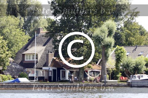 Loosdrecht 21 juli 2013
Jeroen Pauw heeft ongeluk gehad en zijn voet zit helemaal onder het bloed . Zijn vriendin nimet groeneweg troost hem als ze op zijn boot de whiteman ( vernoemd naar Paul Witteman) naar zijn huis toe varen.
Peter Smulders bv