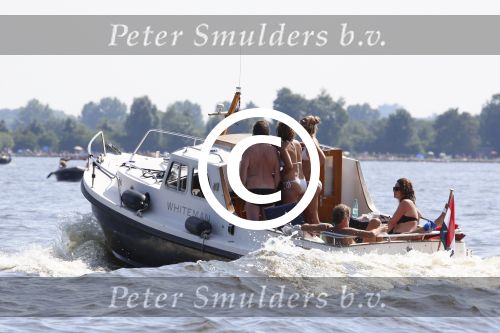 Loosdrecht 21 juli 2013
Jeroen Pauw heeft ongeluk gehad en zijn voet zit helemaal onder het bloed . Zijn vriendin nimet groeneweg troost hem als ze op zijn boot de whiteman ( vernoemd naar Paul Witteman) naar zijn huis toe varen.
Peter Smulders bv