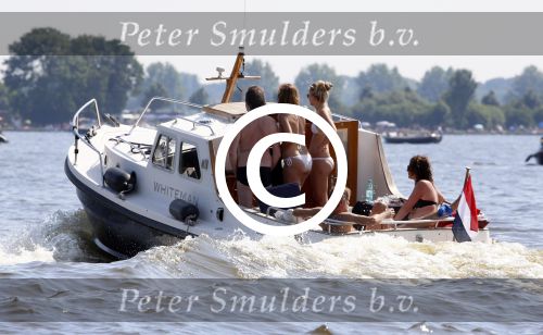 Loosdrecht 21 juli 2013
Jeroen Pauw heeft ongeluk gehad en zijn voet zit helemaal onder het bloed . Zijn vriendin nimet groeneweg troost hem als ze op zijn boot de whiteman ( vernoemd naar Paul Witteman) naar zijn huis toe varen.
Peter Smulders bv