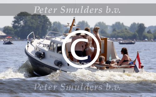 Loosdrecht 21 juli 2013
Jeroen Pauw heeft ongeluk gehad en zijn voet zit helemaal onder het bloed . Zijn vriendin nimet groeneweg troost hem als ze op zijn boot de whiteman ( vernoemd naar Paul Witteman) naar zijn huis toe varen.
Peter Smulders bv