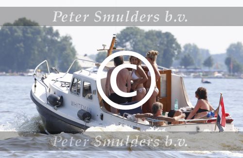 Loosdrecht 21 juli 2013
Jeroen Pauw heeft ongeluk gehad en zijn voet zit helemaal onder het bloed . Zijn vriendin nimet groeneweg troost hem als ze op zijn boot de whiteman ( vernoemd naar Paul Witteman) naar zijn huis toe varen.
Peter Smulders bv