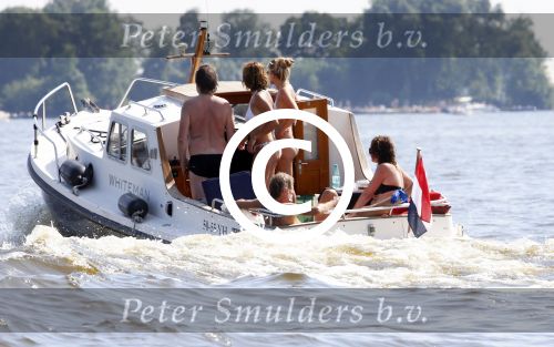 Loosdrecht 21 juli 2013
Jeroen Pauw heeft ongeluk gehad en zijn voet zit helemaal onder het bloed . Zijn vriendin nimet groeneweg troost hem als ze op zijn boot de whiteman ( vernoemd naar Paul Witteman) naar zijn huis toe varen.
Peter Smulders bv