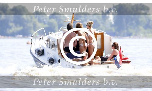 Loosdrecht 21 juli 2013
Jeroen Pauw heeft ongeluk gehad en zijn voet zit helemaal onder het bloed . Zijn vriendin nimet groeneweg troost hem als ze op zijn boot de whiteman ( vernoemd naar Paul Witteman) naar zijn huis toe varen.
Peter Smulders bv