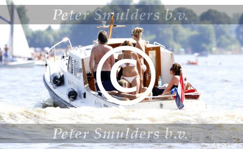 Loosdrecht 21 juli 2013
Jeroen Pauw heeft ongeluk gehad en zijn voet zit helemaal onder het bloed . Zijn vriendin nimet groeneweg troost hem als ze op zijn boot de whiteman ( vernoemd naar Paul Witteman) naar zijn huis toe varen.
Peter Smulders bv