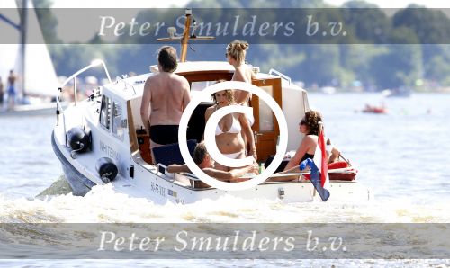 Loosdrecht 21 juli 2013
Jeroen Pauw heeft ongeluk gehad en zijn voet zit helemaal onder het bloed . Zijn vriendin nimet groeneweg troost hem als ze op zijn boot de whiteman ( vernoemd naar Paul Witteman) naar zijn huis toe varen.
Peter Smulders bv