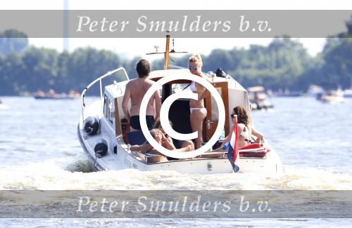 Loosdrecht 21 juli 2013
Jeroen Pauw heeft ongeluk gehad en zijn voet zit helemaal onder het bloed . Zijn vriendin nimet groeneweg troost hem als ze op zijn boot de whiteman ( vernoemd naar Paul Witteman) naar zijn huis toe varen.
Peter Smulders bv