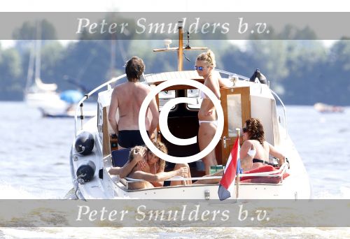 Loosdrecht 21 juli 2013
Jeroen Pauw heeft ongeluk gehad en zijn voet zit helemaal onder het bloed . Zijn vriendin nimet groeneweg troost hem als ze op zijn boot de whiteman ( vernoemd naar Paul Witteman) naar zijn huis toe varen.
Peter Smulders bv