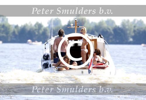 Loosdrecht 21 juli 2013
Jeroen Pauw heeft ongeluk gehad en zijn voet zit helemaal onder het bloed . Zijn vriendin nimet groeneweg troost hem als ze op zijn boot de whiteman ( vernoemd naar Paul Witteman) naar zijn huis toe varen.
Peter Smulders bv