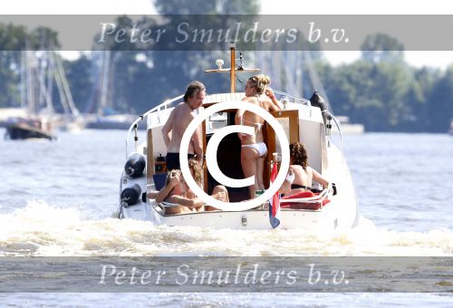 Loosdrecht 21 juli 2013
Jeroen Pauw heeft ongeluk gehad en zijn voet zit helemaal onder het bloed . Zijn vriendin nimet groeneweg troost hem als ze op zijn boot de whiteman ( vernoemd naar Paul Witteman) naar zijn huis toe varen.
Peter Smulders bv