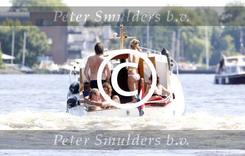 Loosdrecht 21 juli 2013
Jeroen Pauw heeft ongeluk gehad en zijn voet zit helemaal onder het bloed . Zijn vriendin nimet groeneweg troost hem als ze op zijn boot de whiteman ( vernoemd naar Paul Witteman) naar zijn huis toe varen.
Peter Smulders bv
