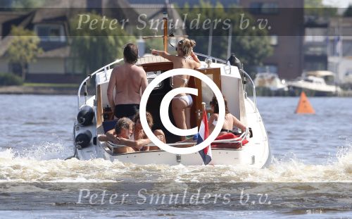 Loosdrecht 21 juli 2013
Jeroen Pauw heeft ongeluk gehad en zijn voet zit helemaal onder het bloed . Zijn vriendin nimet groeneweg troost hem als ze op zijn boot de whiteman ( vernoemd naar Paul Witteman) naar zijn huis toe varen.
Peter Smulders bv