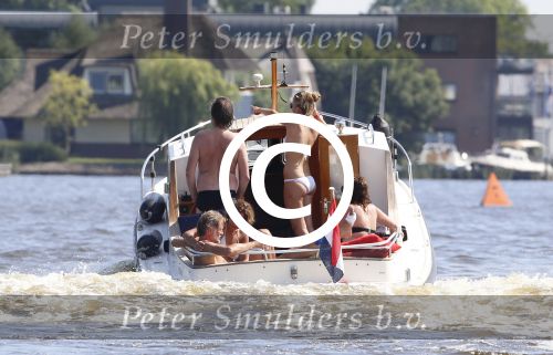 Loosdrecht 21 juli 2013
Jeroen Pauw heeft ongeluk gehad en zijn voet zit helemaal onder het bloed . Zijn vriendin nimet groeneweg troost hem als ze op zijn boot de whiteman ( vernoemd naar Paul Witteman) naar zijn huis toe varen.
Peter Smulders bv