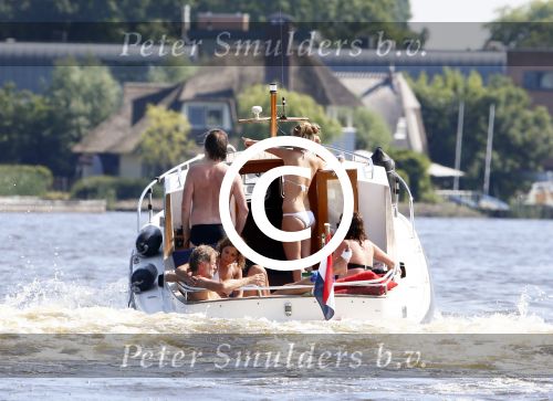 Loosdrecht 21 juli 2013
Jeroen Pauw heeft ongeluk gehad en zijn voet zit helemaal onder het bloed . Zijn vriendin nimet groeneweg troost hem als ze op zijn boot de whiteman ( vernoemd naar Paul Witteman) naar zijn huis toe varen.
Peter Smulders bv