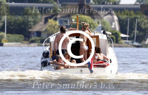 Loosdrecht 21 juli 2013
Jeroen Pauw heeft ongeluk gehad en zijn voet zit helemaal onder het bloed . Zijn vriendin nimet groeneweg troost hem als ze op zijn boot de whiteman ( vernoemd naar Paul Witteman) naar zijn huis toe varen.
Peter Smulders bv