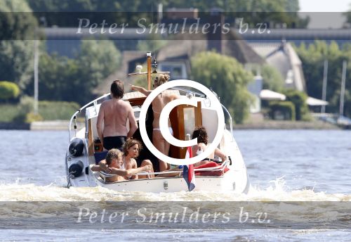 Loosdrecht 21 juli 2013
Jeroen Pauw heeft ongeluk gehad en zijn voet zit helemaal onder het bloed . Zijn vriendin nimet groeneweg troost hem als ze op zijn boot de whiteman ( vernoemd naar Paul Witteman) naar zijn huis toe varen.
Peter Smulders bv