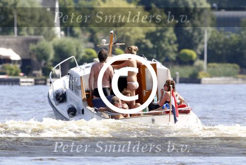 Loosdrecht 21 juli 2013
Jeroen Pauw heeft ongeluk gehad en zijn voet zit helemaal onder het bloed . Zijn vriendin nimet groeneweg troost hem als ze op zijn boot de whiteman ( vernoemd naar Paul Witteman) naar zijn huis toe varen.
Peter Smulders bv