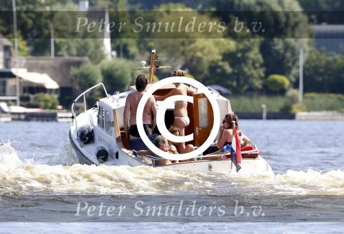 Loosdrecht 21 juli 2013
Jeroen Pauw heeft ongeluk gehad en zijn voet zit helemaal onder het bloed . Zijn vriendin nimet groeneweg troost hem als ze op zijn boot de whiteman ( vernoemd naar Paul Witteman) naar zijn huis toe varen.
Peter Smulders bv