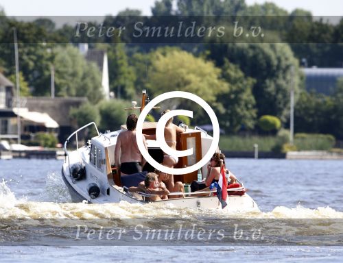 Loosdrecht 21 juli 2013
Jeroen Pauw heeft ongeluk gehad en zijn voet zit helemaal onder het bloed . Zijn vriendin nimet groeneweg troost hem als ze op zijn boot de whiteman ( vernoemd naar Paul Witteman) naar zijn huis toe varen.
Peter Smulders bv