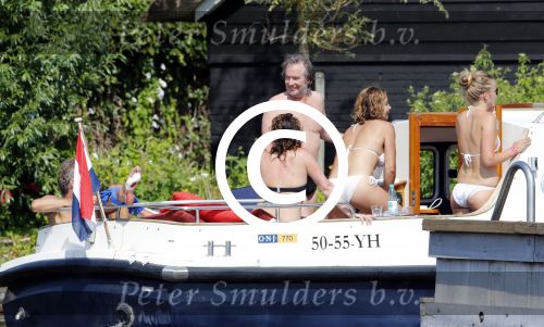 Loosdrecht 21 juli 2013
Jeroen Pauw heeft ongeluk gehad en zijn voet zit helemaal onder het bloed . Zijn vriendin nimet groeneweg troost hem als ze op zijn boot de whiteman ( vernoemd naar Paul Witteman) naar zijn huis toe varen.
Peter Smulders bv
