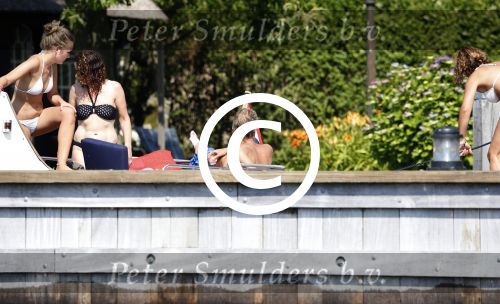 Loosdrecht 21 juli 2013
Jeroen Pauw heeft ongeluk gehad en zijn voet zit helemaal onder het bloed . Zijn vriendin nimet groeneweg troost hem als ze op zijn boot de whiteman ( vernoemd naar Paul Witteman) naar zijn huis toe varen.
Peter Smulders bv