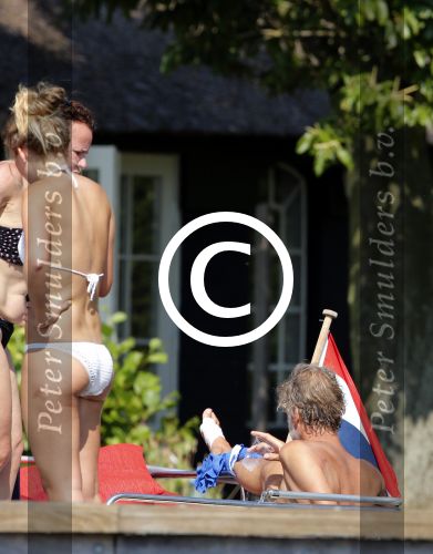 Loosdrecht 21 juli 2013
Jeroen Pauw heeft ongeluk gehad en zijn voet zit helemaal onder het bloed . Zijn vriendin nimet groeneweg troost hem als ze op zijn boot de whiteman ( vernoemd naar Paul Witteman) naar zijn huis toe varen.
Peter Smulders bv