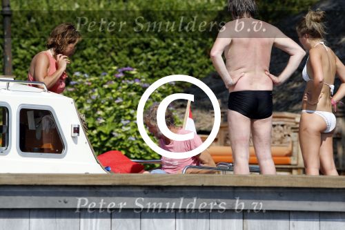 Loosdrecht 21 juli 2013
Jeroen Pauw heeft ongeluk gehad en zijn voet zit helemaal onder het bloed . Zijn vriendin nimet groeneweg troost hem als ze op zijn boot de whiteman ( vernoemd naar Paul Witteman) naar zijn huis toe varen.
Peter Smulders bv