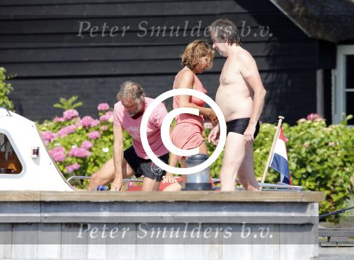 Loosdrecht 21 juli 2013
Jeroen Pauw heeft ongeluk gehad en zijn voet zit helemaal onder het bloed . Zijn vriendin nimet groeneweg troost hem als ze op zijn boot de whiteman ( vernoemd naar Paul Witteman) naar zijn huis toe varen.
Peter Smulders bv