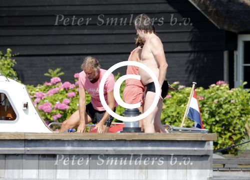 Loosdrecht 21 juli 2013
Jeroen Pauw heeft ongeluk gehad en zijn voet zit helemaal onder het bloed . Zijn vriendin nimet groeneweg troost hem als ze op zijn boot de whiteman ( vernoemd naar Paul Witteman) naar zijn huis toe varen.
Peter Smulders bv