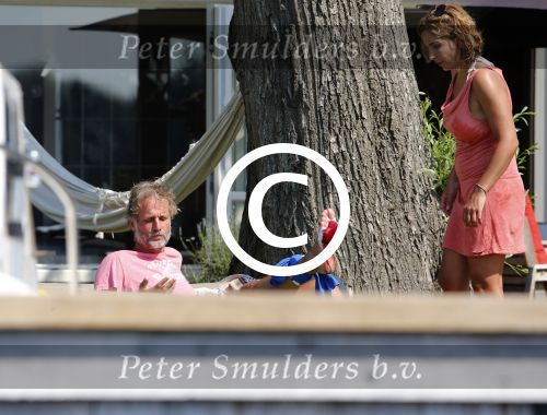 Loosdrecht 21 juli 2013
Jeroen Pauw heeft ongeluk gehad en zijn voet zit helemaal onder het bloed . Zijn vriendin nimet groeneweg troost hem als ze op zijn boot de whiteman ( vernoemd naar Paul Witteman) naar zijn huis toe varen.
Peter Smulders bv