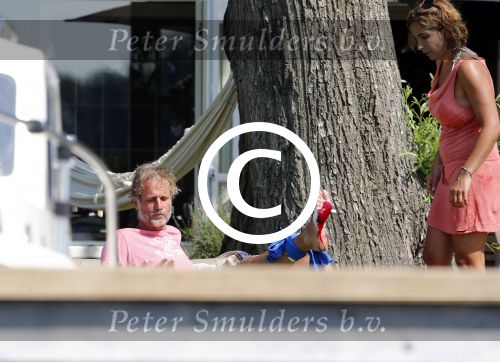 Loosdrecht 21 juli 2013
Jeroen Pauw heeft ongeluk gehad en zijn voet zit helemaal onder het bloed . Zijn vriendin nimet groeneweg troost hem als ze op zijn boot de whiteman ( vernoemd naar Paul Witteman) naar zijn huis toe varen.
Peter Smulders bv