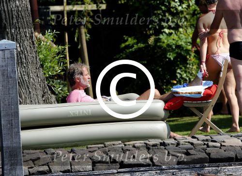 Loosdrecht 21 juli 2013
Jeroen Pauw heeft ongeluk gehad en zijn voet zit helemaal onder het bloed . Zijn vriendin nimet groeneweg troost hem als ze op zijn boot de whiteman ( vernoemd naar Paul Witteman) naar zijn huis toe varen.
Peter Smulders bv