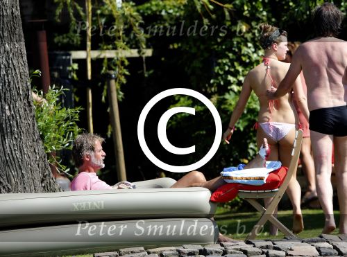 Loosdrecht 21 juli 2013
Jeroen Pauw heeft ongeluk gehad en zijn voet zit helemaal onder het bloed . Zijn vriendin nimet groeneweg troost hem als ze op zijn boot de whiteman ( vernoemd naar Paul Witteman) naar zijn huis toe varen.
Peter Smulders bv