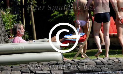 Loosdrecht 21 juli 2013
Jeroen Pauw heeft ongeluk gehad en zijn voet zit helemaal onder het bloed . Zijn vriendin nimet groeneweg troost hem als ze op zijn boot de whiteman ( vernoemd naar Paul Witteman) naar zijn huis toe varen.
Peter Smulders bv