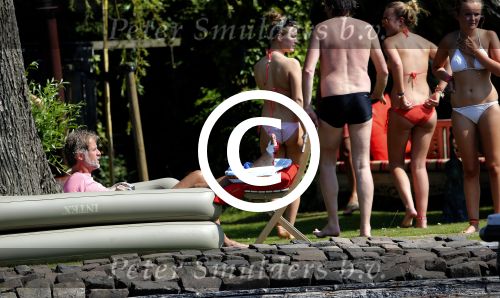 Loosdrecht 21 juli 2013
Jeroen Pauw heeft ongeluk gehad en zijn voet zit helemaal onder het bloed . Zijn vriendin nimet groeneweg troost hem als ze op zijn boot de whiteman ( vernoemd naar Paul Witteman) naar zijn huis toe varen.
Peter Smulders bv