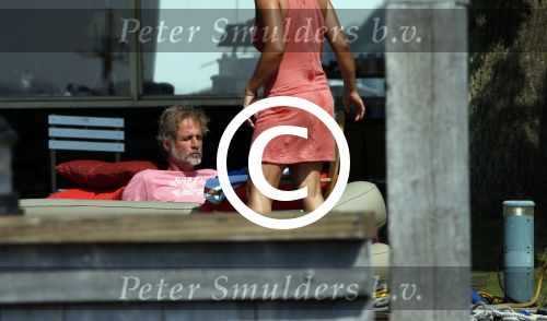 Loosdrecht 21 juli 2013
Jeroen Pauw heeft ongeluk gehad en zijn voet zit helemaal onder het bloed . Zijn vriendin nimet groeneweg troost hem als ze op zijn boot de whiteman ( vernoemd naar Paul Witteman) naar zijn huis toe varen.
Peter Smulders bv