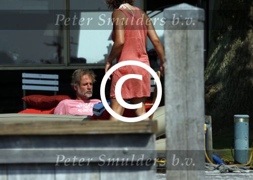 Loosdrecht 21 juli 2013
Jeroen Pauw heeft ongeluk gehad en zijn voet zit helemaal onder het bloed . Zijn vriendin nimet groeneweg troost hem als ze op zijn boot de whiteman ( vernoemd naar Paul Witteman) naar zijn huis toe varen.
Peter Smulders bv